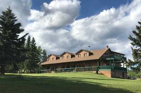 Hinton Bed & Breakfast | Bar F Ranch House B&B (C)