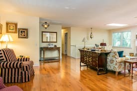 Hendersonville House | Azalea House (Country setting close to town)