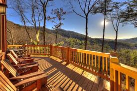 Blue Ridge Villa | Gorgeous Misty Mountain Lodge - Blue Ridge, GA