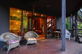 Southeast Eugene Apartment | Treehouse Library Guest Suite