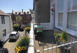 Conwy House | Downtown cottage-heart of Conwy-park free outside