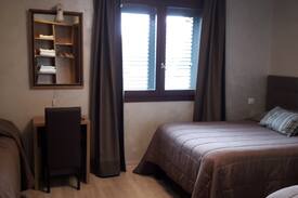 Ornex Bed & Breakfast | HOTEL ORNEX UN GRAND LIT ET DEUX LITS SEPARES