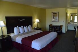 Fort Worth Hotel | Hotel Room with Jacuzzi (Scottish Inn)