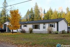 Revelstoke House | Snoway Out Retreat! With Pool, Hot Tub and Sauna!!
