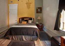 Columbia Apartment | Rooms on Cherry - "The Mizzou Room"
