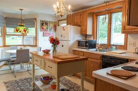Natick Cabin | Cozy Cottage,Natick Historic Distr.