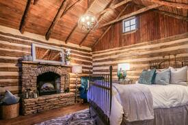 Fredericksburg Cabin | Lost Creek at Johnson Lane Allen Cabin | 1/1 Historic Cabin | Hot Tub