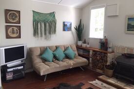 South Head Cabin | Fig Tree Cottage-spectacular harbour/ rural views.