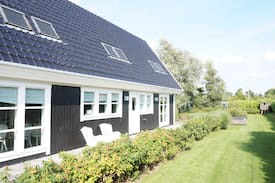 Grou Villa | Villa Icarus aan het water