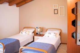 Ghedi Apartment | Appartamento mansardato con travi in legno
