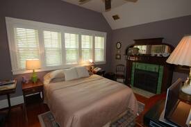 Brookmont Bed & Breakfast | Des Affiches Bed and Breakfast - 3rd Floor Queen