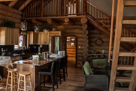 Campbell River Cabin | Gorgeous Log Cabin on the Lake
