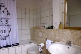 Dessau-Rosslau House | Bahnhof-1841. Erlebnis. Bauhausnah. Zimmer mit Bad