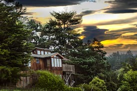 Manchester House | LunaSky private ocean retreat. Beach, hot tub,WiFi