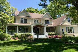 Winfield House | Country Guesthouse, 2 Block walk to Metra Train!