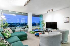 Taringa Apartment | The Lodge at Taringa ☆ Free WiFi ☆ Parking ☆ Pool