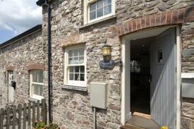 Laugharne Cabin | Daffodil Cottage, Laugharne, Wales