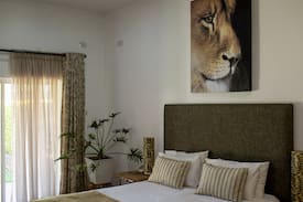 Harare East Bed & Breakfast | Greystone Lodge (B&B):Queen Room 1 (self catering)