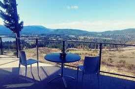 North Cowichan House | Maple Bay Cliffs (Master bedroom with ensuite)