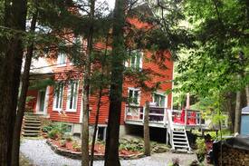 Sutton Cabin | La Maison Rouge (inscrite à la CITQ au no: 299357)