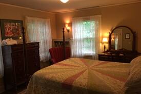 Mann Bed & Breakfast | B&B Iowa City Historic North Side - incl breakfast