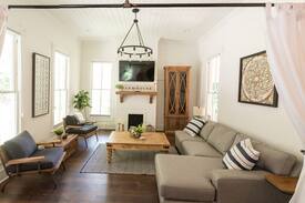 St. Elmo Improvement League House | Boutique St Elmo Farmhouse 7 min from Downtown