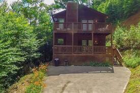 Gatlinburg - Pigeon Forge Cabin | Pioneer Patriot Close to Pigeon Forge/Gatlinburg