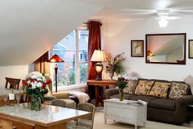 Snohomish House | The Loft at Snohomish, Cozy, Historic Neighborhood