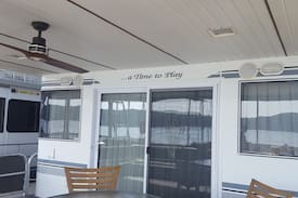 Avoca Boat Rental | Houseboat on Lake Monroe