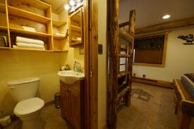 Fairview Bed & Breakfast | Cabin Room @ Indian Ridge Lodge 2 Beds, 4 Bunks