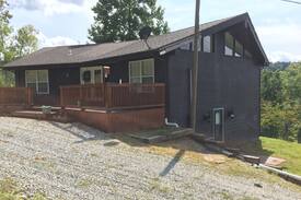 Campbellsville House | Hilltop Hideaway