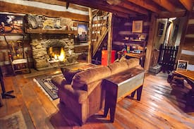 Savanna Cabin | “Grandpa's Cabin” 1837 Historic Cabin
