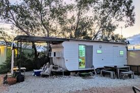 Lightning Ridge Cabin | Outback Quirk, comfy bed & fossicking - THE Tardis