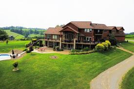 Sugarcreek Villa | The Lodge on the Hill
