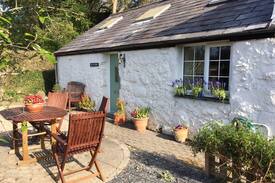 Y Felinheli Cabin | Bwthyn Bedw, central yet tranquil