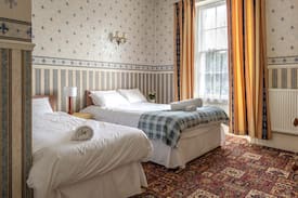 Weston-super-Mare Apartment | Apartment-Private Bathroom-Apt-2 2-bed 1-shwr 5-ppl