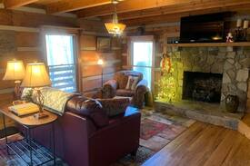 Boone Cabin | Colina Cabin gas fire pit, private & mins to Boone