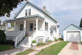 Sheboygan House | Lake Shore House-directly on Lake Michigan!