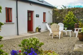 Rosscarbery House | Sergeants Cottage, WiFi , pet friendly.