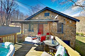 Barnardsville Cabin | Cuddles Cottage w/ Hot Tub, Deck & Fire Pit