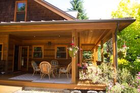 Hornby Island House | Hornby Island Mt. Geoffrey Bed & Breakfast Rm 1