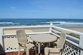 Lincoln City Apartment | Beachfront Garden Inn #6 "Crow's Nest"
