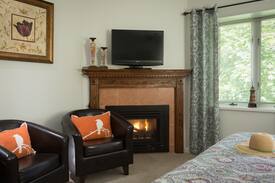 Off Broadway Bed & Breakfast | Low midwk price B&B rooms Beech Tree Inn & Cottage