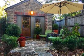 North Florence House | Cozy Carriage House in Downtown Florence, AL