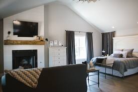 Stillwater House | The Nest - Luxury Cottage in Charming Locale