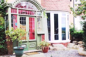 Rhos on Sea Apartment | Art Deco Garden Flat (Seaside and Snowdonia)