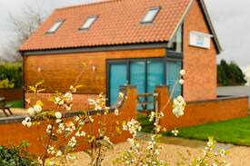 Rampton Cabin | Unique waterside Lock Lodge studio