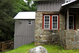 Canton Cabin | Jake's Creekside Cabin in the Smokies