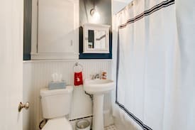 Falmouth Cabin | Quissett Cottage - Walk to The Knob/private beach!