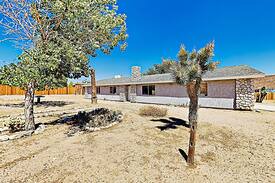Pioneertown House | Rawhide Ranch: Desert Stunner w/ Backyard Oasis